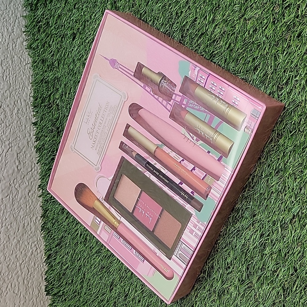 Nicole Miller New York Essential Makeup Collection - Picture 13 of 14